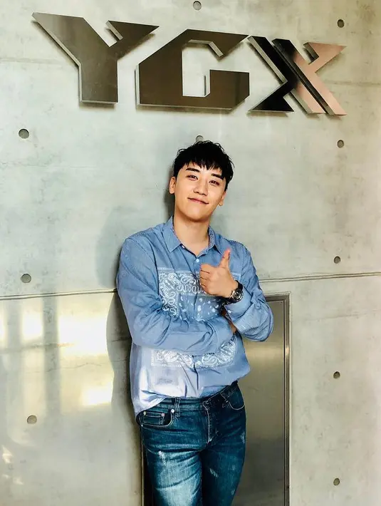 Lee Sang Min pun memuji kecakapan Seungri dalam dunia bisnis. Ia memuji sikap hati-hati dari Seungri saat memulai bisnis yang awalnya tak dikuasinya. (Foto: instagram.com/seungriseyo)