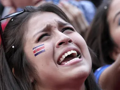 Ekspresi kesedihan fans Kosta Rika usai timnya dikalahkan Belanda, Brasil, Sabtu (5/7/14). (REUTERS/Juan Carlos Ulate)