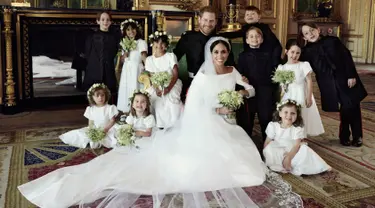 Dalam foto yang dirilis Istana Kensington pada 21 Mei 2018, menunjukkan foto pernikahan Pangeran Harry dan Meghan Markle di Windsor Castle, Inggris. Harry dan Meghan berpose bersama flower boy dan flower girl. (Alexi Lubomirski/Kensington Palace via AP)