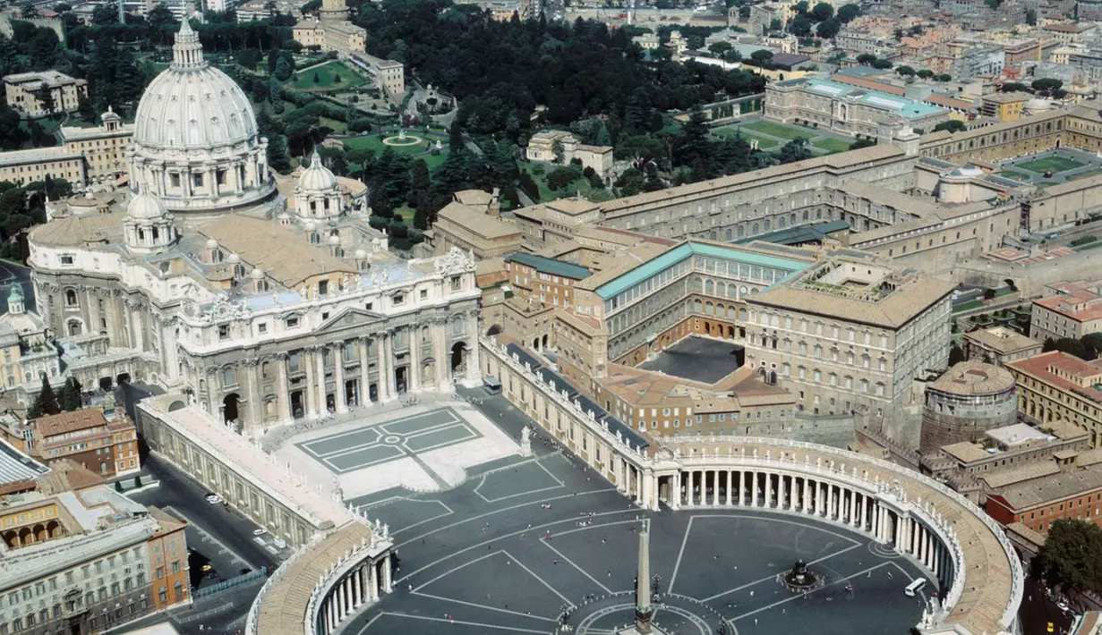 Basilika Santo Petrus yang terletak di Roma ibukota Italy disebut sebagai gereja terbesar di dunia yang pernah ada. Dengan panjang 730 ft (220 m) dan lebar 500 ft (150 m) dan menampung hingga 60.000 orang.(studyblue) 