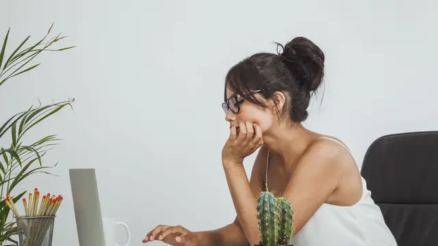 Wanita sibuk bekerja