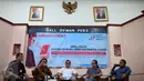 Ketua Dewan Pers, Yosep Adi Prasetyo (kedua kiri) menjadi pembicara diskusi Deklarasi Resmi Asosiasi Media Siber Indonesia, Jakarta, Selasa (18/4). Acara tersebut membahas "Profesionalisme media siber ditengah belantara Hoax". (Liputan6.com/Johan Tallo)