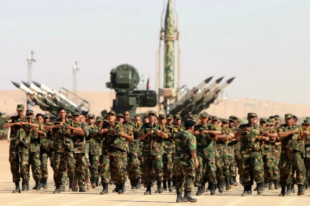 Pasukan Libya di bawah Haftar ambil bagian dalam parade militer di kota timur Benghazi (Abdullah Doma / AFP )