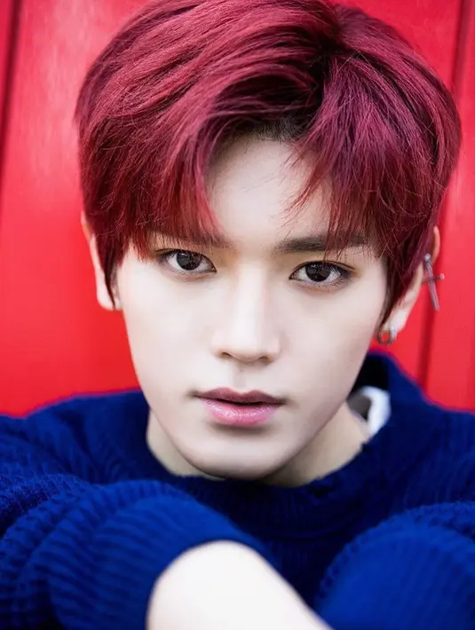 Selain warna rambut, pelantun 'Cherry Bomb' ini juga sering mengubah gaya rambutnya. Ia bahkan disebut-sebut sebagai anime di dunia nyata. Salah satunya seperti warna rambut merah di era single 'Boss', Taeyong tampak seperti kartun hidup.(Liputan6.com/IG/@taeyongsment)