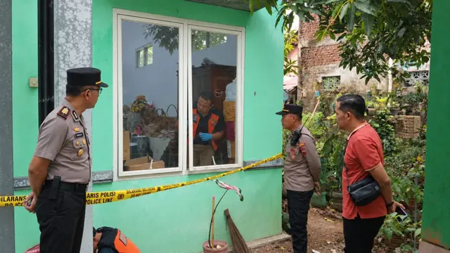 Proses olah TKP pencurian laptop di sebuah SD di Kudus.