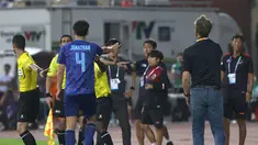 Bek timnas Thailand, Jonathan Khemdee terlibat adu mulut dengan pelatih timnas Indonesia U-23, Shin Tae-yong saat pertandingan semifinal sepak bola SEA Games 2021 melawan Thailand di Stadion Thien Truong, Nam Dinh, Vietnam, Kamis (19/5/2022).  (Bola.com/Ikhwan Yanuar)