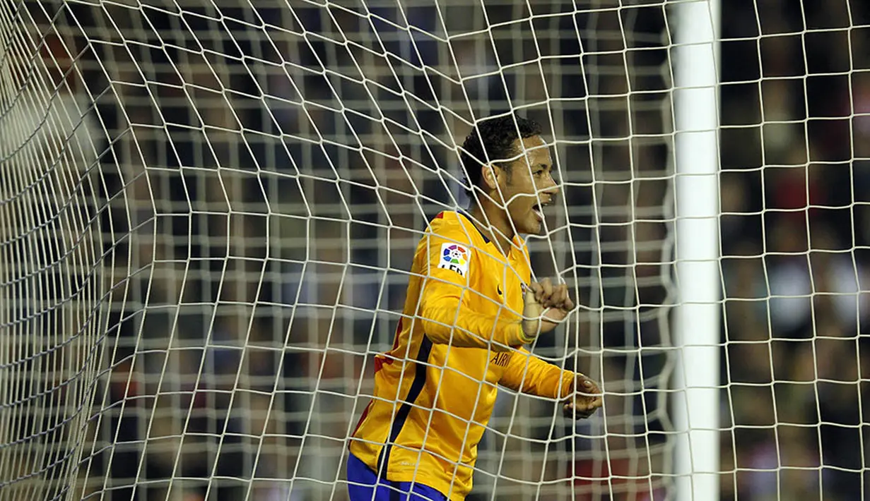 Penyerang Barcelona, Neymar, menggoyang-goyang jaring saat melawan Valencia pada laga La Liga Spanyol di Stadion Mestalla, Spanyol, Sabtu (5/12/2015). (AFP Photo/Jose Jordan) 