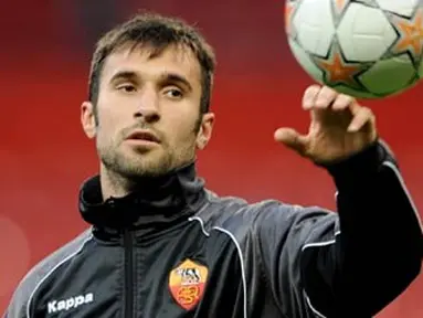 AS Roma's Serbia-Montenegrin forward Mirko Vucinic plays with the ball during trainig session at Manchester Old Trafford Stadium a day before their Champions League football match against MU, April 08 2008. AFP PHOTO /FILIPPO MONTEFORTE
