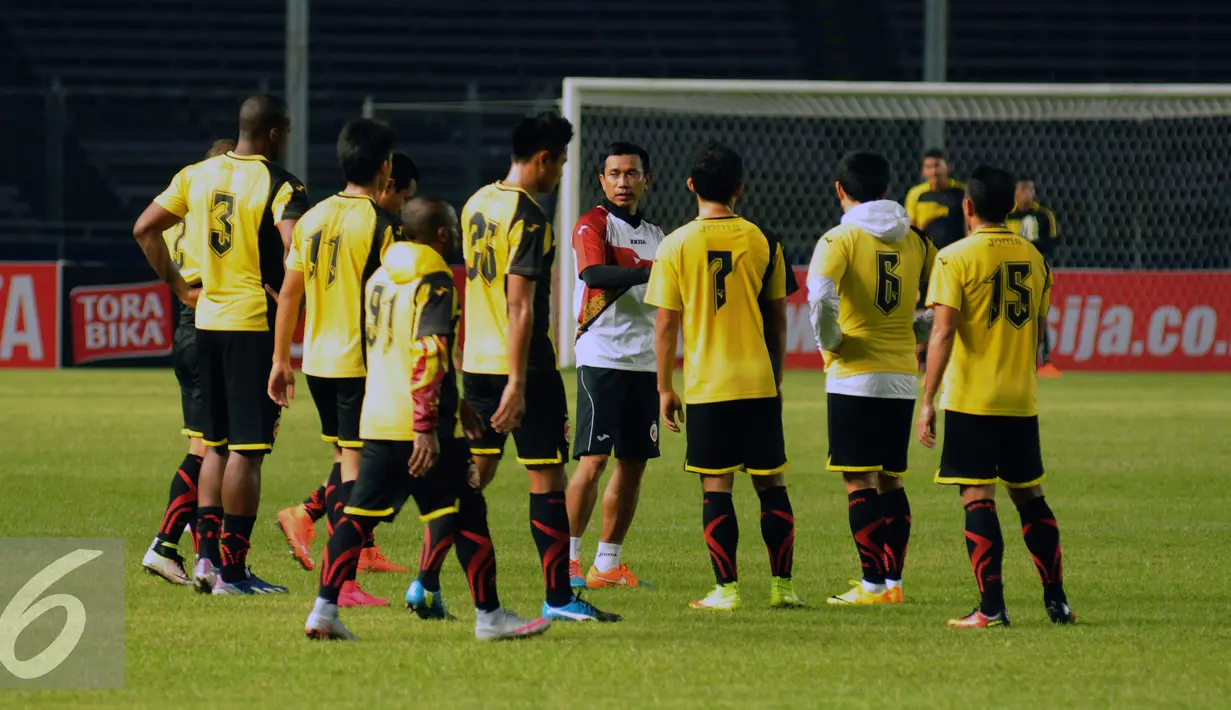 Pelatih Sriwijaya FC, Widodo C Putro (tengah) memberi arahan latihan di Stadion GBK Jakarta, Kamis (23/6/2016). Sriwijaya akan melakoni laga Torabika Soccer Championship presented by IM3 Ooredoo kontra Persija, (24/6). (Liputan6.com/Helmi Fithriansyah)