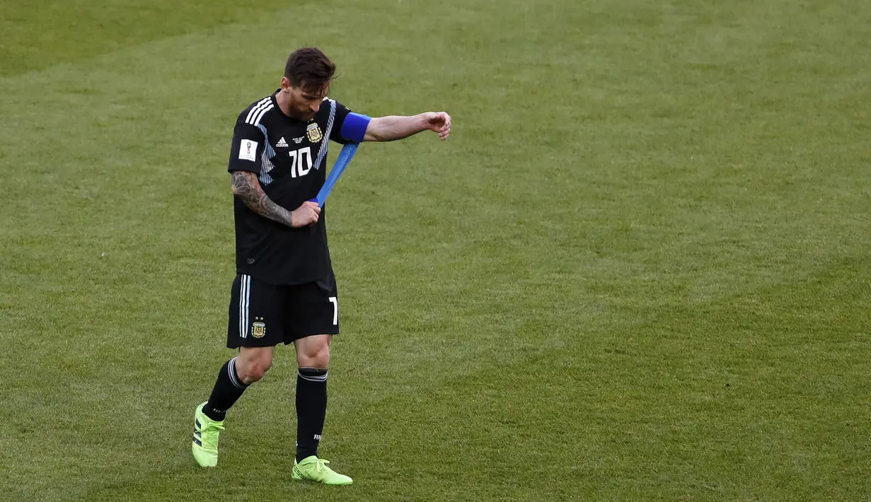 Bintang Argentina, Lionel Messi, tampak sedih usai ditahan imbang Islandia pada laga Grup D Piala Dunia di Stadion Spartak, Moskow, Sabtu (16/6/2018). Dirinya gagal penalti, Argentina ditahan imbang 1-1 oleh Islandia. (AFP/Rebecca Blackwell)