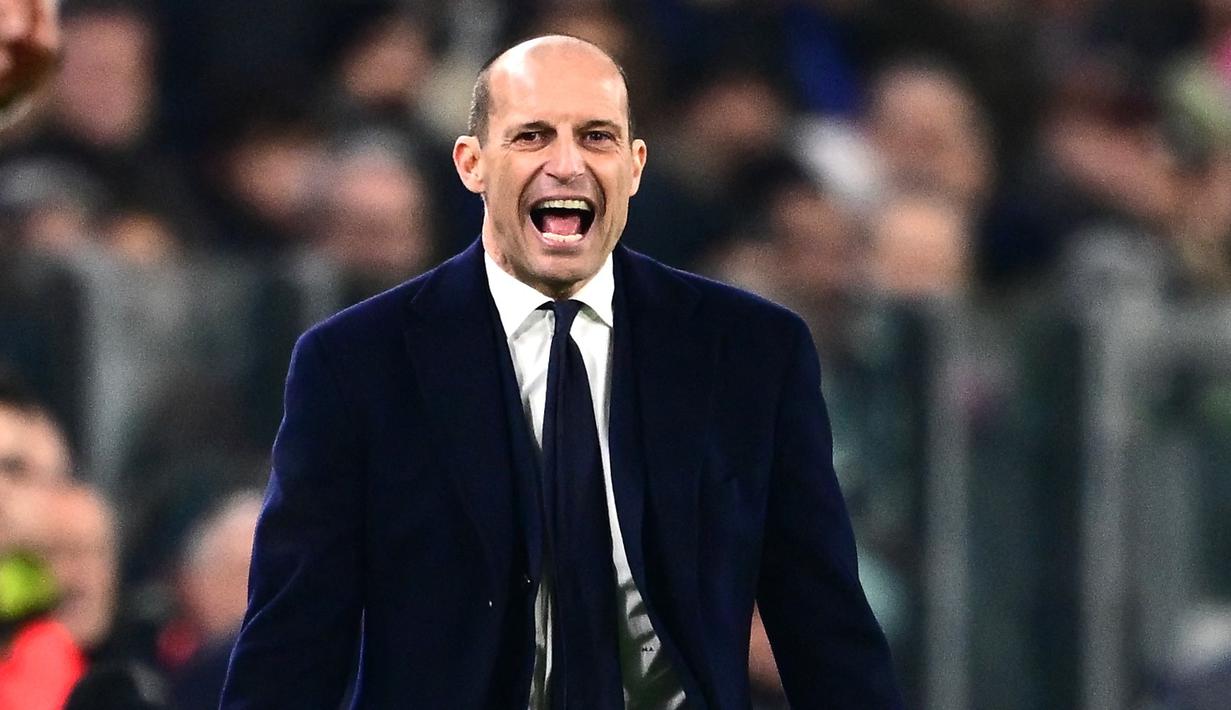 Pelatih Juventus, Massimiliano Allegri, berteriak saat memberikan arahan kepada anak asuhnya melawan Udinese pada laga lanjutan pekan ke-24 Serie A di Allianz Stadium, Selasa (13/2/2024). Massimiliano Allegri tak mampu menutupi kekecewaan setelah anak asuhnya dipermalukan Udinese. (AFP/Marco Bertorello)