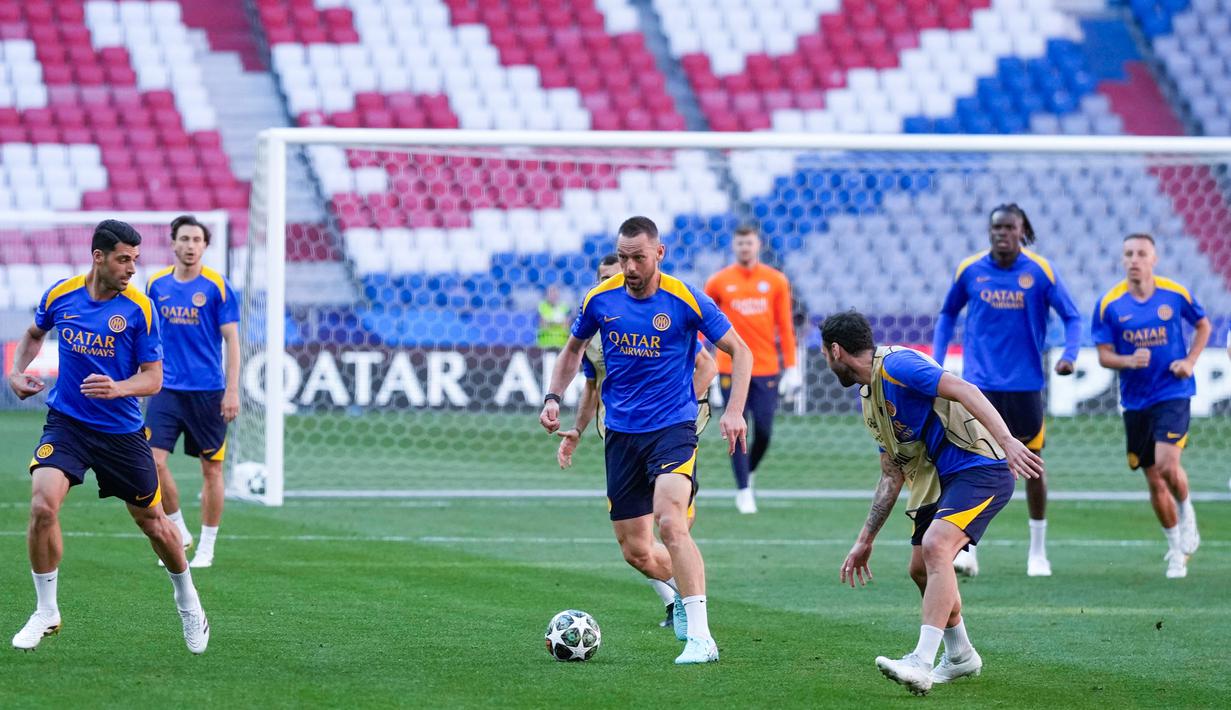 Pemain Inter Milan menggelar latihan jelang partai puncak Liga Champions di Stadion Allianz Arena, Munchen, Jumat (30/5/2025). (AP Photo/Matthias Schrader)
