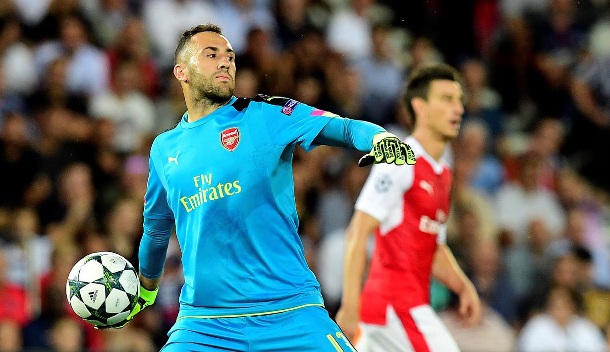 David Ospina yang kini membela Al Nassr setelah meninggalkan Napoli pada awal musim 2022/2023 sebelumnya pernah tampil di Liga Champions bersama dua klub, Arsenal dan Napoli. Bersama Arsenal ia melakukannya selama 3 musim, mulai 2014/2015 hingga 2016/2017. Sementara bersama Napoli ia tampil dalam dua musim pada 2018/2019 dan 2019/2020. Bersama keduanya ia total tampil dalam 22 laga di Liga Champions dengan torehan 5 kali clean sheet dan kebobolan 37 gol. (AFP/Franck Fife)