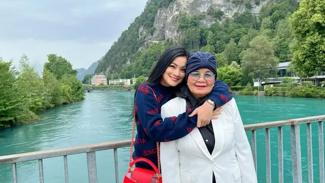 7 Momen Kebersamaan Titi Kamal dan Ibunda, Penuh Kehangatan