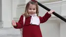 Princess Charlotte memakai coat merah yang tebal dengan syal yang dilingkarkan di bagian lehernya. Bagian bawahnya, Charlotte memakai legging putih dan sepatu berwarna yang senada dengan coat. (Instagram/kensingtonroyal)