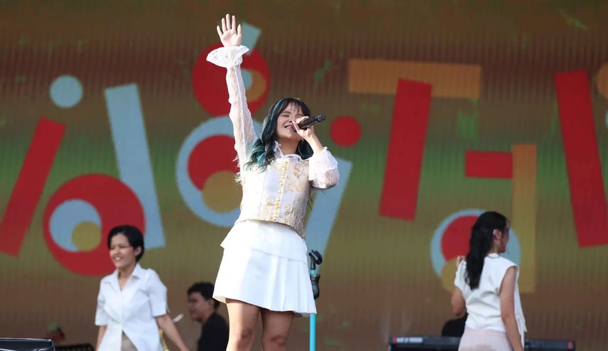 Dengan nada jujur dan sedikit haru, ia mengaku sempat khawatir tampil di sore hari akan membuat penonton sepi. Tampak dalam foto, penyanyi Idgitaf saat tampil pada hari pertama gelaran KapanLagi Buka Bareng (KLBB) Festival 2026 di Stadion Madya, Kompleks Gelora Bung Karno, Senayan, Jakarta, Sabtu 28 Februari 2026. (Dok/Kapanlagi Youniverse)
