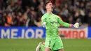 Selebrasi kiper Barcelona, Marc-Andre ter Stegen saat menghadapi Real Madrid pada laga Liga Spanyol 2022/2023 di Camp Nou Stadium, Barcelona (19/3/2023). Marc-Andre ter Stegen yang kini memasuki musim ke-9 bersama Barcelona ini dilahirkan pada 30 April 1992 di Monchengladbach, Jerman. (AFP/Josep Lago)