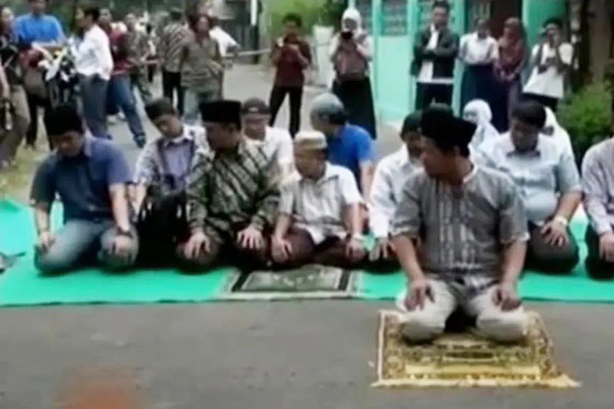 Ibadah Jamaah Ahmadiyah Dibubarkan hingga Tabrakan Bus Pariwisata