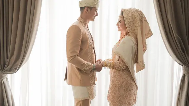 7 Potret Prewedding Ali Syakieb dan Margin Wieheerm, Serasi Pakai Busana Adat