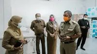 Wakil Gubernur Riau Edy Natar Nasution ketika mengecek vaksin Covid-19 yang sudah tiba di Pekanbaru. (Liputan6.com/Diskominfo Riau/M Syukur)