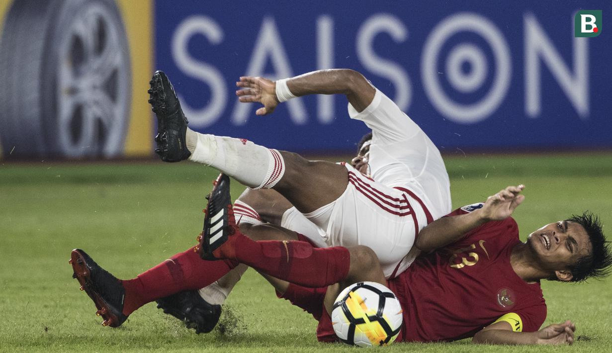 Bek Timnas Indonesia, Rachmat Irianto terjatuh saat melawan UEA pada laga AFC U-19 Championship di SUGBK, Jakarta, Selasa (24/10). Indonesia menang 1-0 atas UEA. (Bola.com/Vitalis Yogi Trisna)