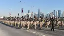 Tentara Qatar berpartisipasi dalam latihan parade militer untuk Hari Nasional Qatar di Doha, ibu kota Qatar (11/12/2020). Qatar akan merayakan Hari Nasional pada 18 Desember. (Xinhua/Nikku)