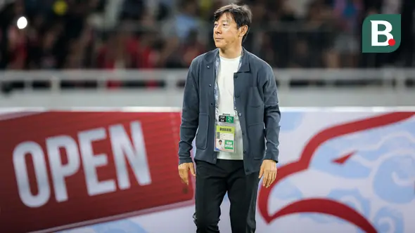 <p>Pelatih Timnas Indonesia, Shin Tae-yong berjalan ke arah suporter merayakan kemenangan 1-0 atas Vietnam setelah berakhirnya laga Grup F kualifikasi Piala Dunia 2026 Zona Asia di Stadion Utama Gelora Bung Karno (SUGBK), Senayan, Jakarta, Kamis (21/3/2024). (Bola.com/Bagaskara Lazuardi)</p>
<p>&nbsp;</p>