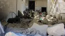 Sebuah roket menghantam rumah sakit tempat merawat para korban serangan senjata kimia di wilayah barat laut Suriah, Selasa (4/4). Roket menghantam rumah sakit itu tepat saat para dokter sedang merawat korban serangan tersebut. (Omar haj kadour/AFP)