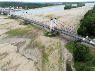 Foto udara menunjukkan jembatan di atas dasar Sungai Loire yang mengering di Saint-Georges-sur-Loire, Prancis barat pada 1 Agustus 2023. (AFP/Damien Meyer)