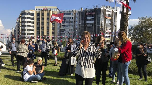 Gempa di Izmir, Turki. Tsunami kecil juga terjadi.