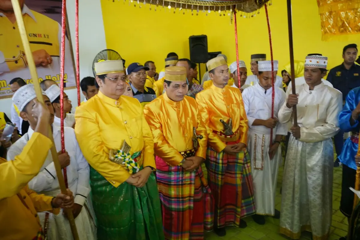 Ketua umumGolkar Airlangga Hartarto mendampingi Nurdin Halid mendaftar di KPU (Liputan6.com/Fauzan)