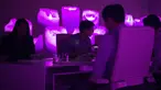 Pengunjung menikmati makan malam di sebuah ruangan Restoran Ultraviolet di pusat kota Shanghai, 11 Oktober 2017. Di restoran ini pengunjung mendapat pengalaman makan malam disoroti cahaya ultraviolet. (CHANDAN KHANNA / AFP)