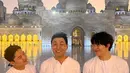 <p>Sang aktor pergi ke sana bersama beberapa rekannya. Mereka pun membagikan foto dengan latar belakan arsitektur masjid yang ikonis. (Foto: Instgaram/ songgeonhee)</p>