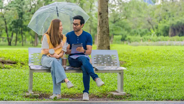 perempuan dan pasangan 13 juni taman