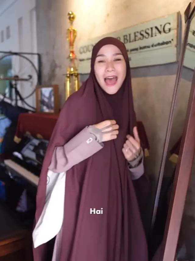 Zaskia Adya Mecca dengan hijab syar'i (Instagram/zaskiadyamecca)