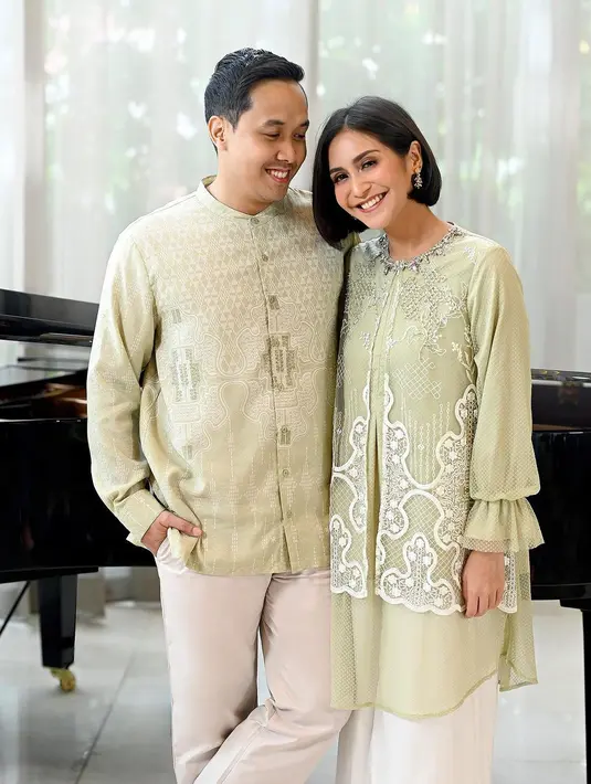 Selain tunik dengan motif print, tunik dengan aksen lace yang cantik nan elegan seperti yang dikenakan Caca Tengker juga nggak kalah menarik. [@geulis.id]