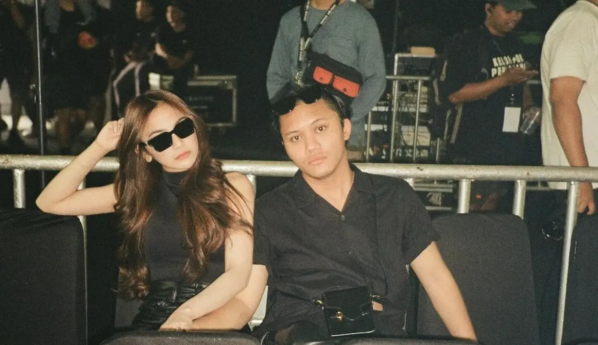 Gaya keren pasangan musisi Rizky Febian dan Mahalini Raharja. Keduanya kompak pakai outfit serba hitam. [Foto: Instagram/mahaliniraharja]