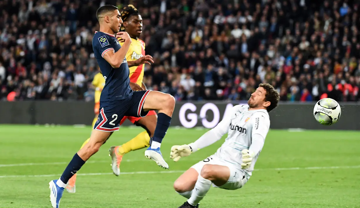 <p>Dalam pertandingan melawan Lens, dirinya sempat mendapat peluang emas. Namun saya bola sepakannya masih membentur Jean-Louis Leca.  (AFP/Bertrand Guay)</p>