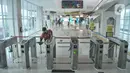 Petugas membersihkan gerbang pemindai tiket atau tap in yang akan digunakan untuk penumpang KRL di Stasiun BNI City, Dukuh Atas, Jakarta Pusat, Senin (25/7/2022). PT Kereta Commuter Indonesia (KCI) berencana menjadikan Stasiun BNI City yang sebelumnya khusus melayani penumpang kereta Bandara Soekarno-Hatta untuk pemberhentian KRL seiring akan dinonaktifkannya Stasiun Karet. (merdeka.com/Iqbal S Nugroho)