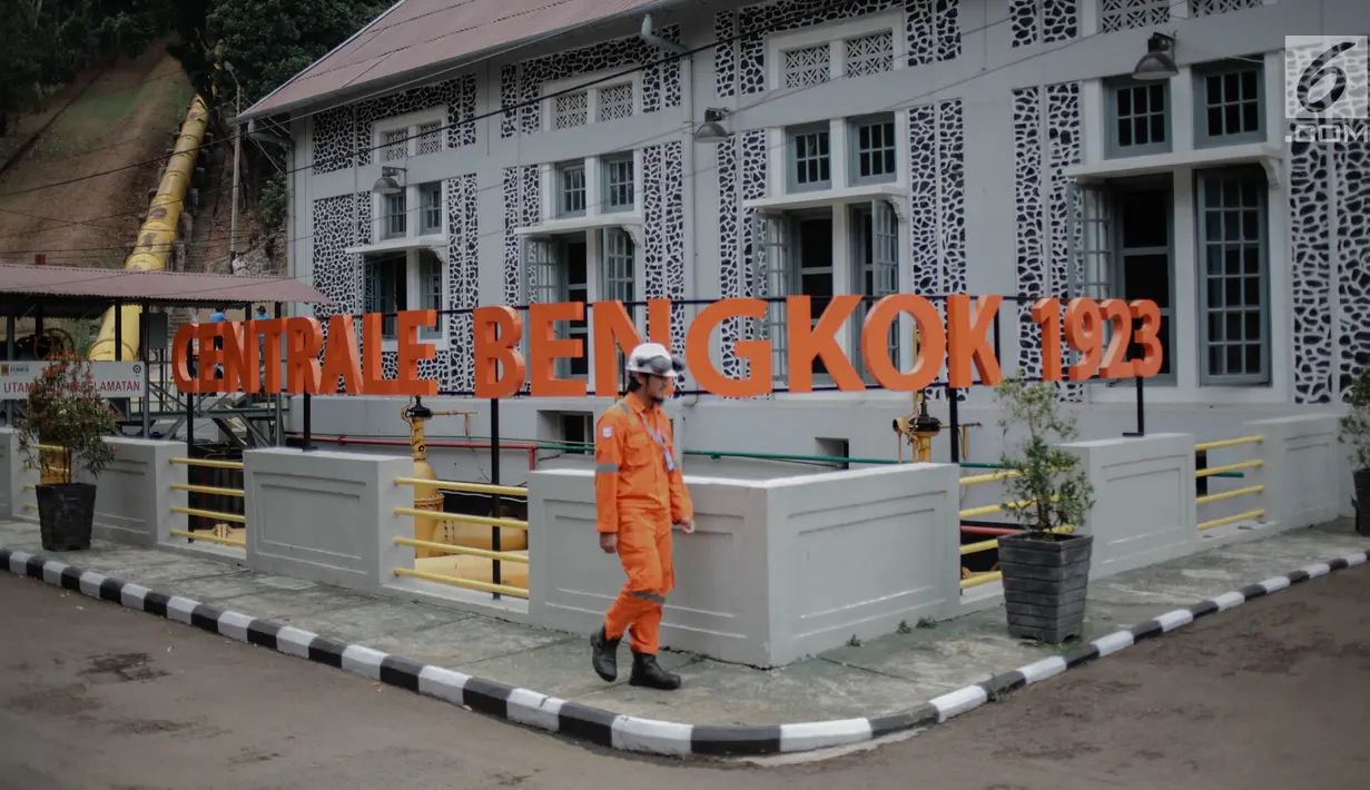 Pekerja berjalan di depan gedung Pembangkit Listrik Tenaga Air (PLTA) Bengkok, Bandung, Jawa Barat, Jumat (19/10). PLTA Bengkok merupakan pembangkit bersejarah peninggalan Belanda yang dibangun pada tahun 1918. (Liputan6.com/Faizal Fanani)