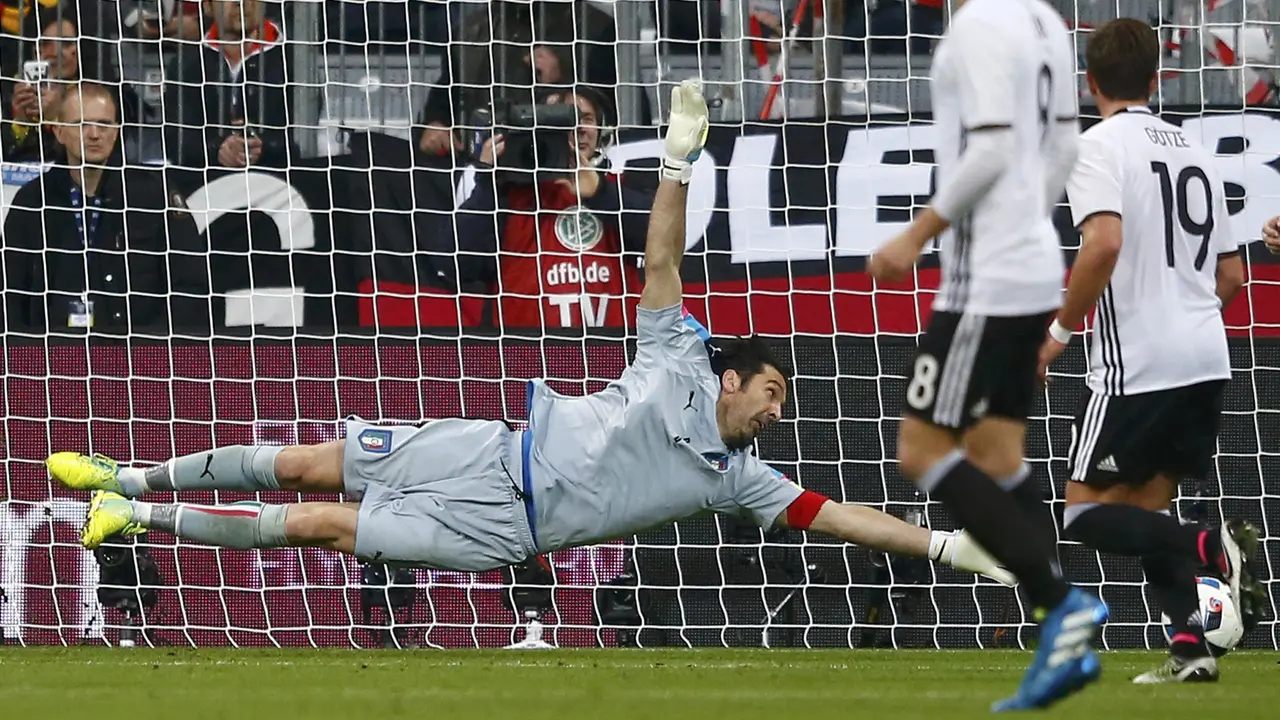 Gianluigi Buffon jatuh bangun menyelamatkan gawangnya dari gempuran Jerman