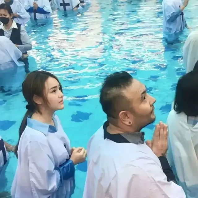 5 Potret Amanda Manopo Jalani Pembaptisan, Didoakan Netizen Dapat Jodoh Seiman