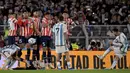 Pemain Timnas Argentina, Lionel Messi (kanan), menendang bola tendangan bebas ke gawang Paraguay dalm pertandingan Kualifikasi Piala Dunia 2026 zona CONMEBOL yang berlangsung di Stadion Mas Monumental, Jumat (13/10/2023) pagi WIB. Walaupun hanya bermain setengah jam lebih, Messi tetap memberikan ancaman bagi Paraguay. (AFP/Juan Mabromata)
