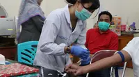Petugas kesehatan RSUD Anutapura Palu mengambil sampel darah seorang warga yang memeriksakan kesehatannya. (Foto: Liputan6.com/ Heri Susanto).