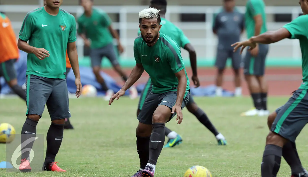 Pemain tengah Timnas Indonesia, Zulham Zamrun saat berlatih jelang leg 1 Semifinal Piala AFF 2016 melawan Vietnam di Stadion Pakansari, Bogor, Rabu (30/11). Laga pertama Semifinal Piala AFF 2016 digelar pada 3 Desember. (Liputan6.com/Helmi Fithriansyah)