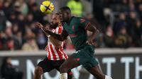 Bek Liverpool, Ibrahima Konate (kanan) berebut bola dengan striker Brentford, Bryan Mbeumo pada laga Liga Inggris 2022/2023 di Gtech Community Stadium, London (2/1/2023). Ibrahima Konate didatangkan Liverpool dari RB Leipzig pada awal musim 2021/2022. Ia tampil lumayan di posisi bek tengan The Reds hingga kini meski baru bermain dalam 8 laga di Liga Inggris musim. Nyatanya ia hanya digaji 71 ribu pound sterling atau setara Rp1,3 miliar per pekan, masih lebih kecil dari pemain yang sama sekali belum melakukan debut bareng The Reds, yaitu Arthur Melo. (AFP/Adrian Dennis)