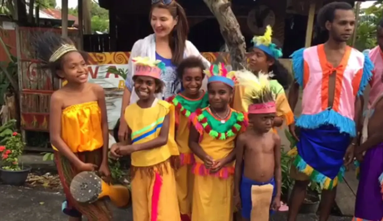 Selain membagikan buku pada anak-anak Sekolah Dasar dalam foto lain, ia bersama dengan Bupati Asmad. Tamara Bleszynski juga mengunjungi sanggar Anggrek Hitam. Dan menikmati beberapa tempat wisata yang ada di Papua. (Instagram/tamarableszynskiofficial)