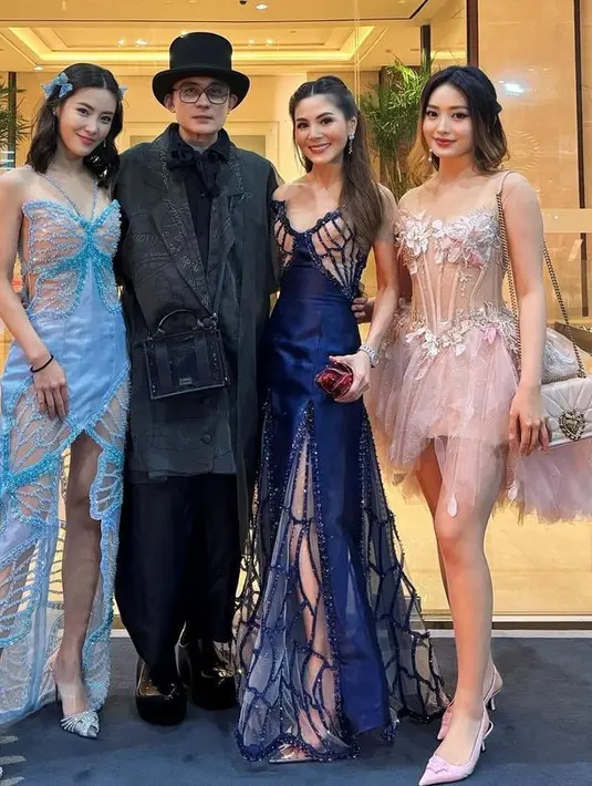 <p>"Makanya aku hari ini berdandan seperti peri ya. Jadi H-2 nyari bajunya," katanya seperti dilansir channel Youtube Cumicumi. [Instagram/natashawilona12]</p>