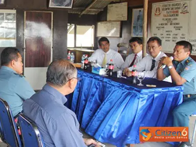Citizen6, Jakarta: Kepuskopal Kolinlamil Letkol Laut (KH) Uus Kusnendi, memberikan sambutan pada penyuluhan petani tambak Marunda di Saung H. Isro tambak Marunda, Jakarta Utara, Selasa (17/7). (Pengirim: Kadispen Kolinlamil).