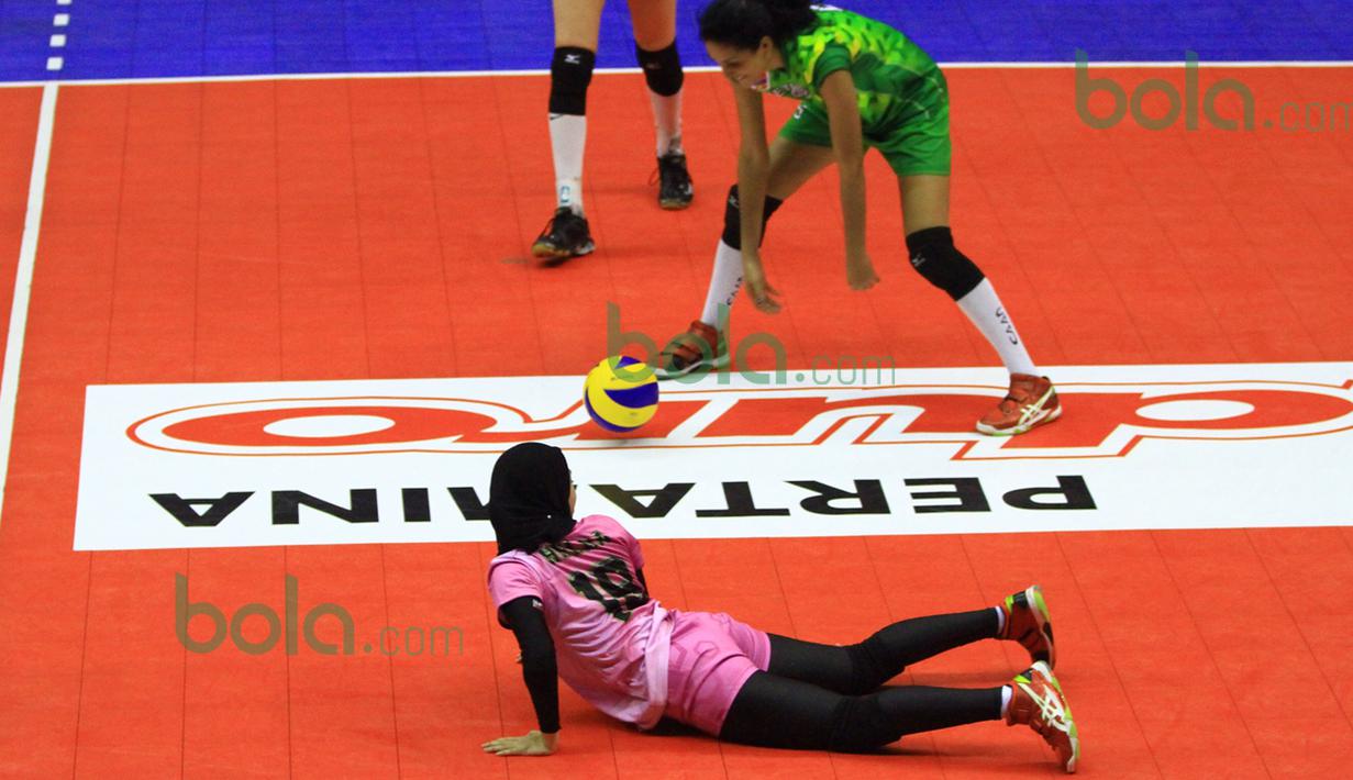 Pemain Gresik Petrokimia gagal membendung serangan pemain putri Jakarta Pertamina Energi pada putaran pertama Proliga 2016 di GOR Ken Arok, Malang, Sabtu (20/2/2016). Gresik Petrokimia kalah telak 0-3. (Bola.com/Nicklas Hanoatubun)